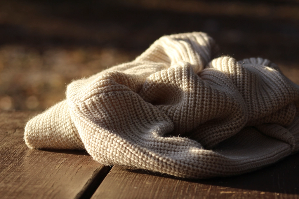 Knitted throw in natural yarn